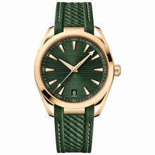 Relógio com caixa em tom dourado, mostrador verde e pulseira de 41 mm