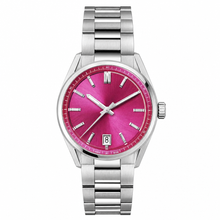 Relógio social com mostrador magenta e pulseira de metal prateada