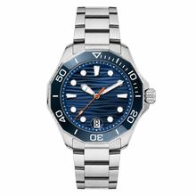 Relógio estilo mergulhador com mostrador azul e pulseira de metal prateada