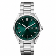 Relógio com mostrador verde e pulseira de metal prateada